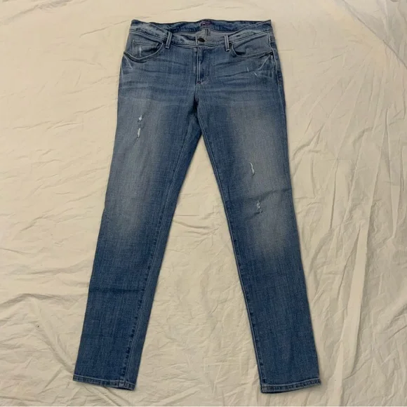 Ann Taylor Loft Relaxed Skinny Jeans
Size 2/26
Light Wash Distressed Denim - Picture 16 of 16